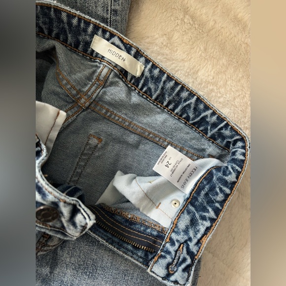 Hidden Straight Leg Distressed Jean - Picture 7 of 9